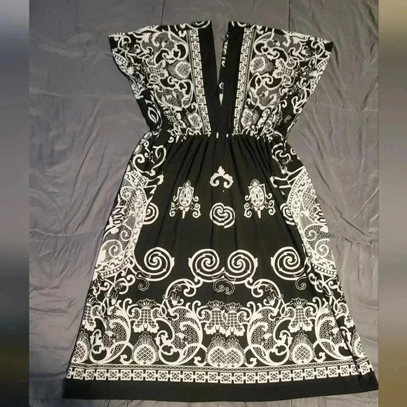 Dresses & Skirts - Black and white Kimono style dress, size small